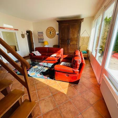 L'oree Des Roses, De Avec Jardin Et Piscine Holiday home *
